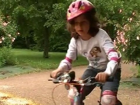 Léane fait du vélo