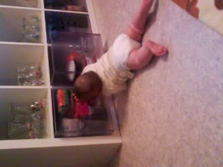 commence a se mettre debout