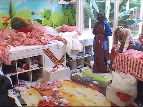 Matins câlins dans la chambre orange.