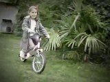 Emma fait du vélo sans les roulettes