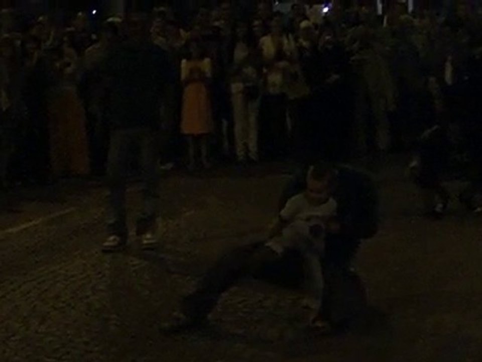 3 ans imite le groupe de break dance street impact ca promet