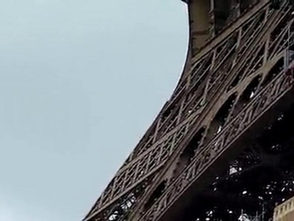 Taïg Khris - paris 29 mai 2010 : mega jump de la tour Eiffel
