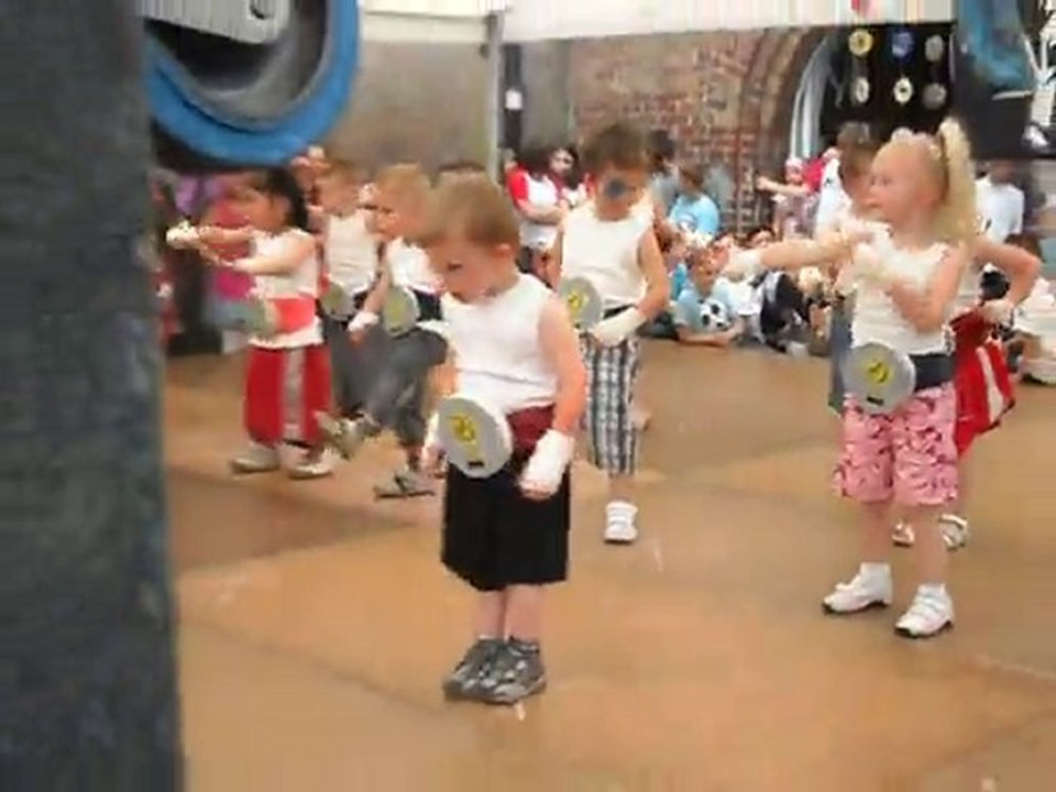 Noah dans sur "tht eye of the tiger"