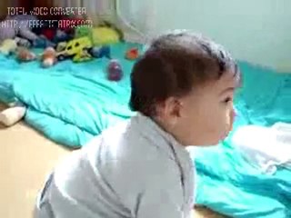 KUR'AN DİNLEYEN ÇOCUK