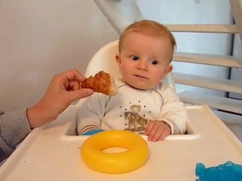 20100530 Romain prend son petit déjeuner Lacanau
