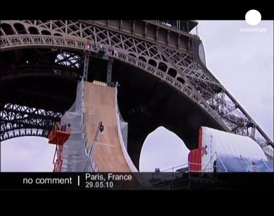Roller blader drops from Eiffel Tower - no comment