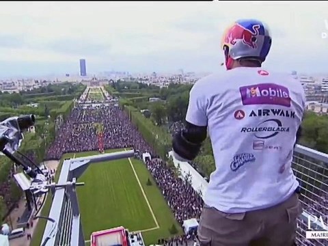 12,5 mètres en chute libre depuis la Tour Eiffel