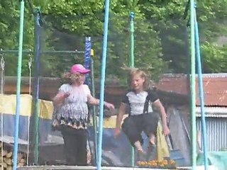 noemie et sa copine qui fais tranpoline