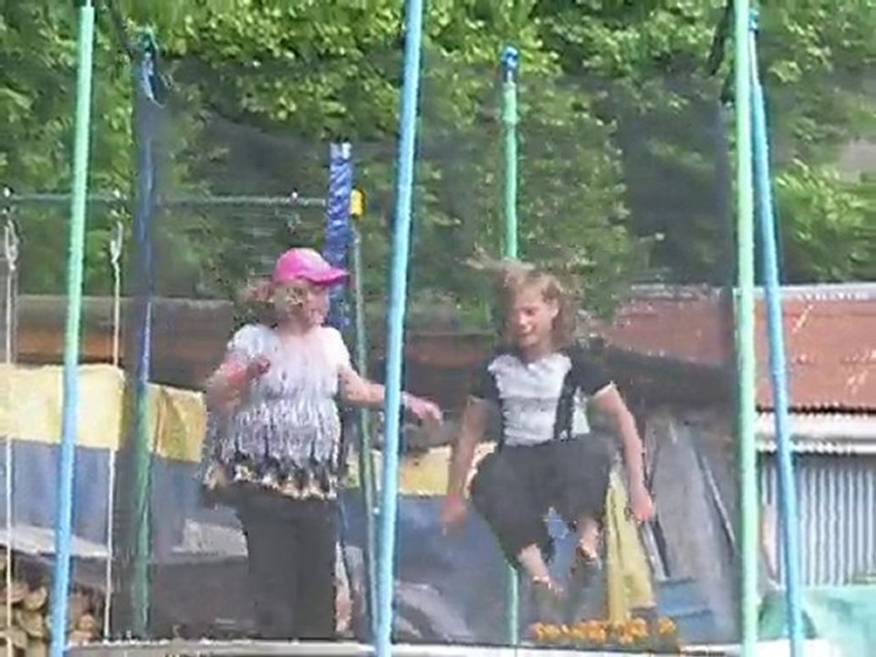 noemie et sa copine qui fais tranpoline
