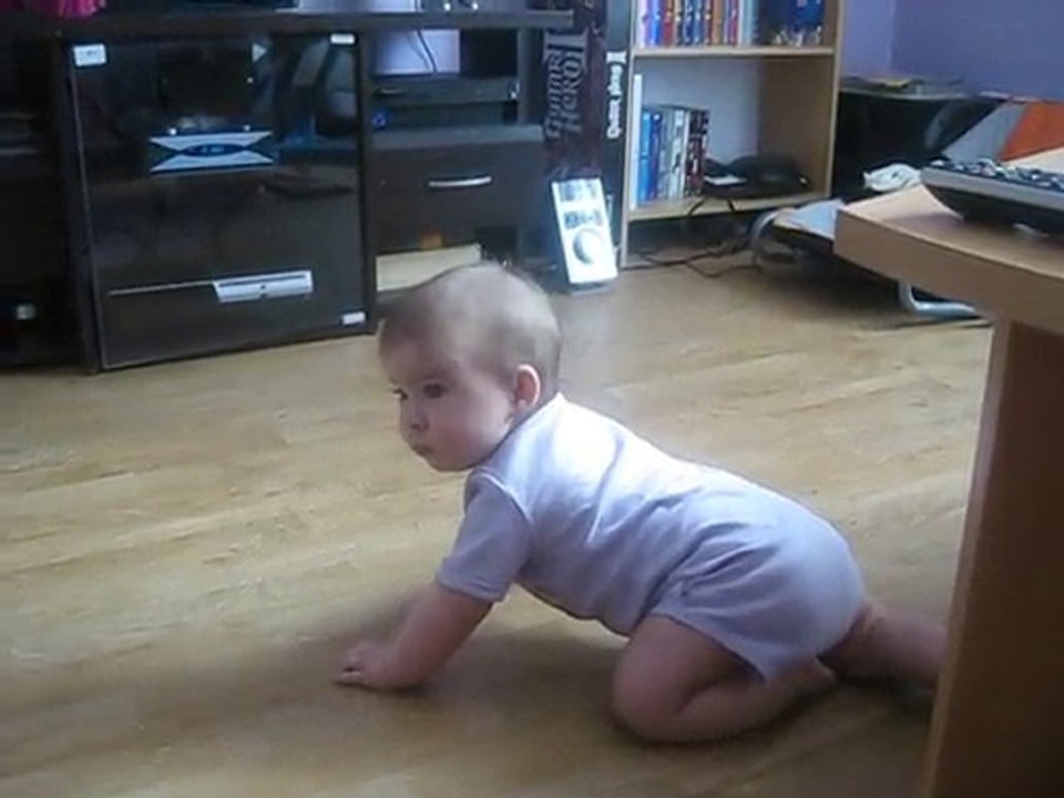 Loune essaye d'avance à 4 pattes