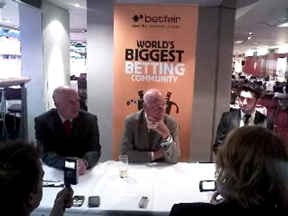 O Σερ Μπόμπι Τσάρλτον στην κάμερα του Contra.gr (1)