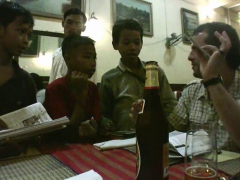 Viaje a Camboya 6 - Compra de postales a niños en Phom Penh