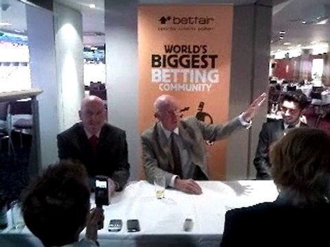 O Σερ Μπόμπι Τσάρλτον στην κάμερα του Contra.gr (2)