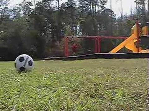 régis sur une balançoire vs balle