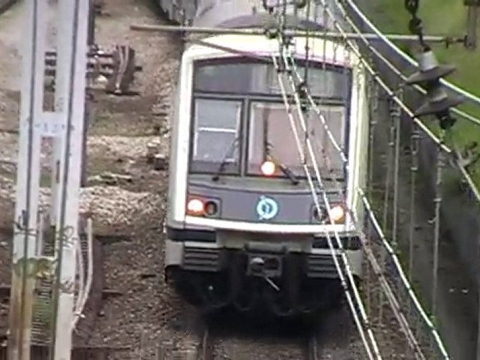 MI2N sortant du tunnel de Val de Fontenay sur la ligne A du RER