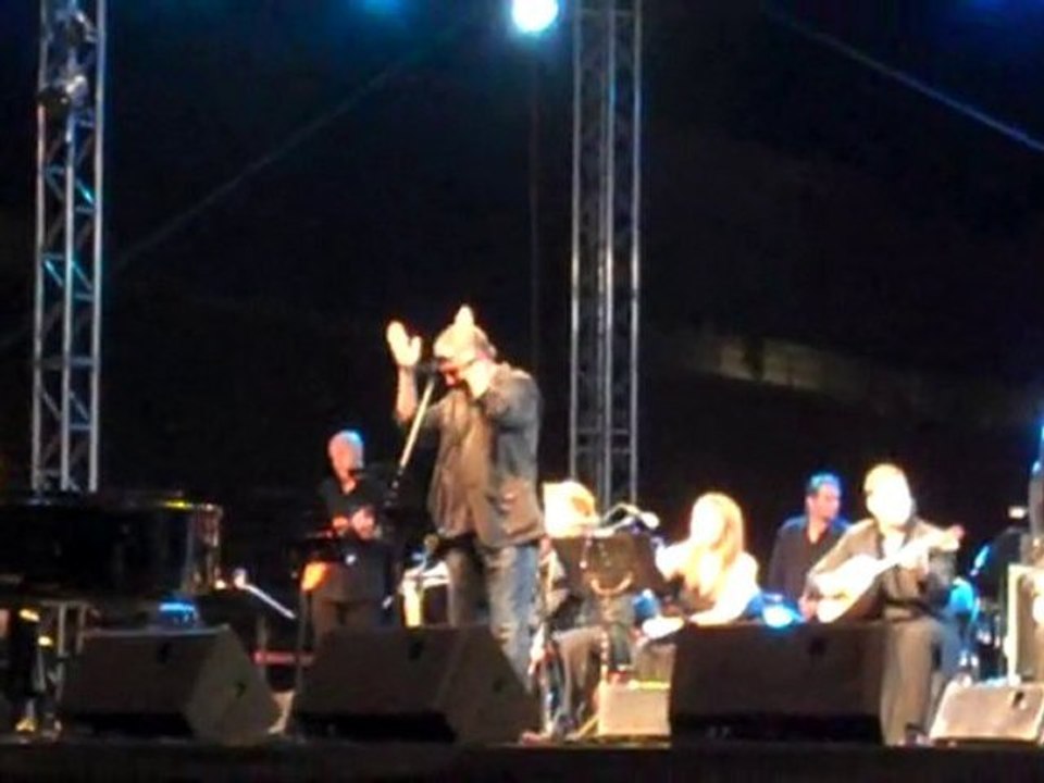 Ο Μανώλης Μητσιάς στο cosmo.gr 2