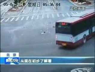 Un cycliste échappe de peu à un accident