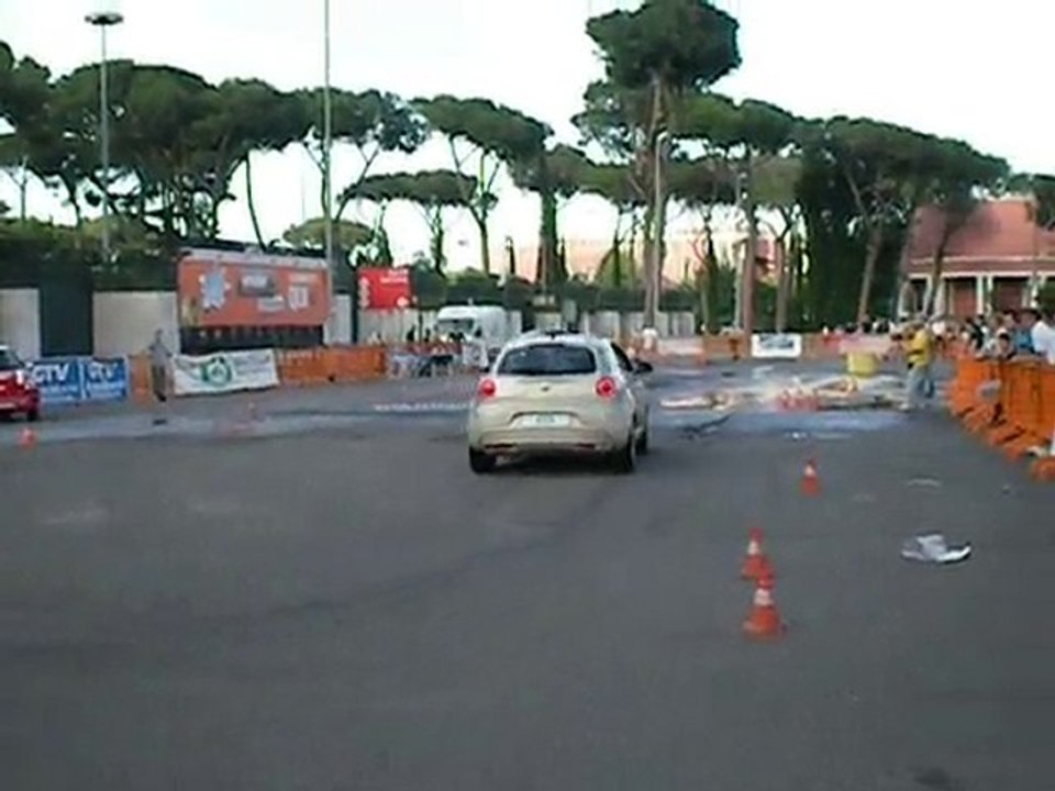 Una MiTo davanti allo Stadio