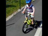 Aodren fait du vélo à 2 roues ( 2 petites roues ;) )