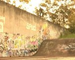 Salto estremo dal muro alla rampa con lo skate