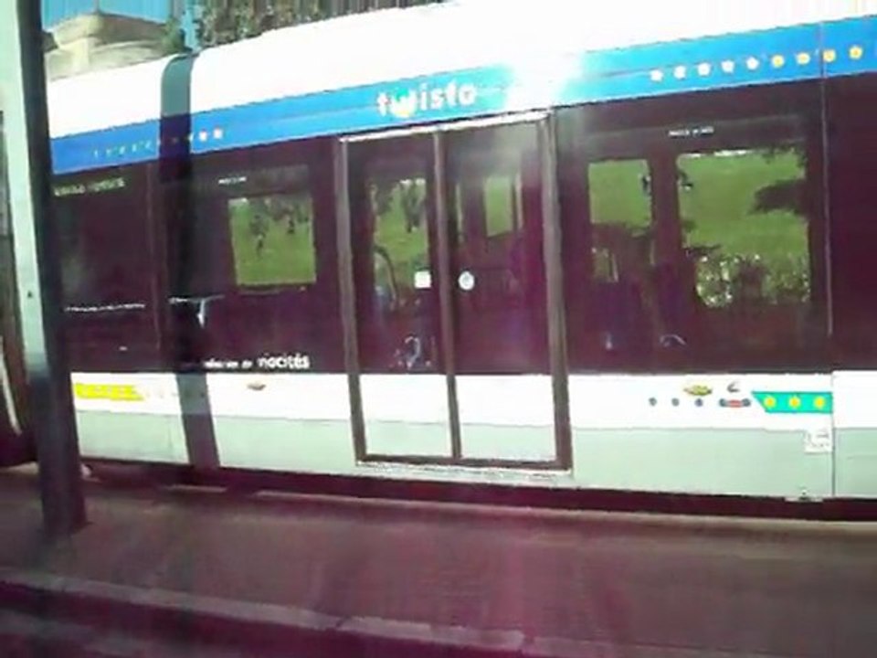 Le tram hors-rail fait un détour - Caen - 31 mai 2010