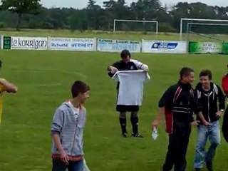 fin du match arrosage et haie d'honneur...