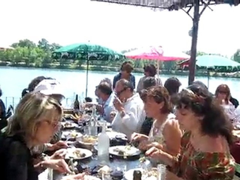 DEJEUNER  ENTRE  COPAINS  AU  BORD  DU  RHONE    MAI    2010