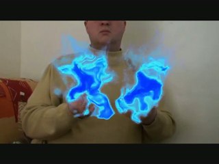 Des flammes bleues dans les main