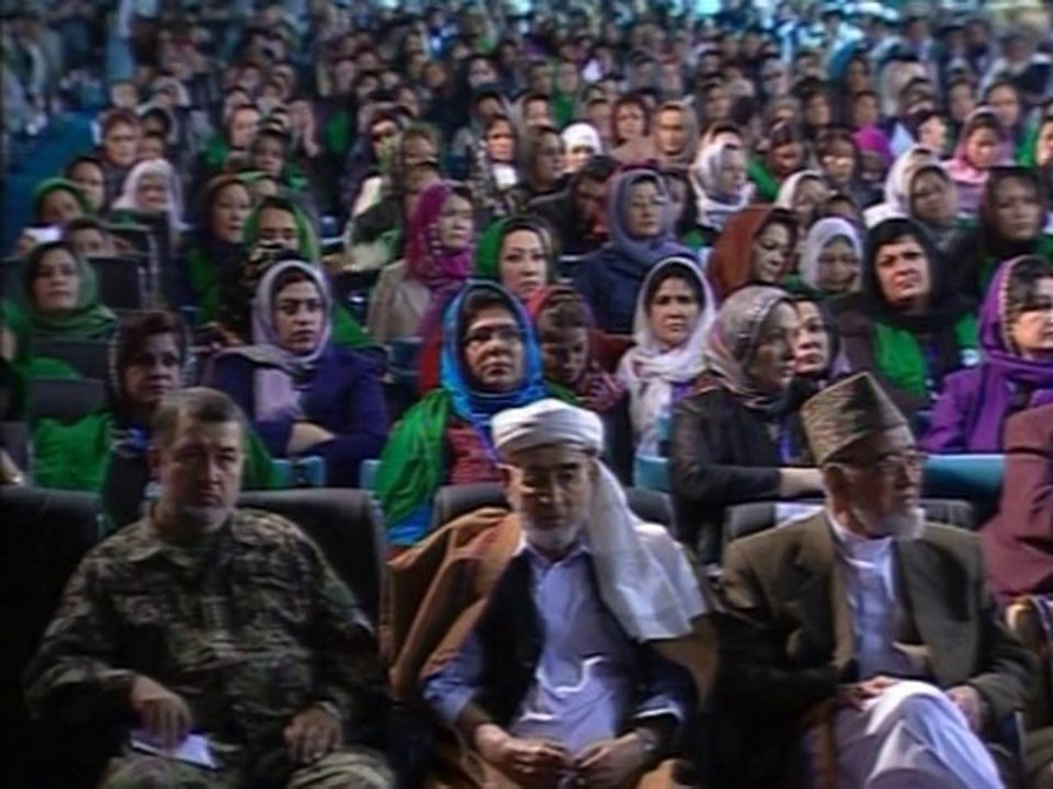 Afghanistan: attaques contre la "jirga de la paix", Karzaï tend la main aux talibans