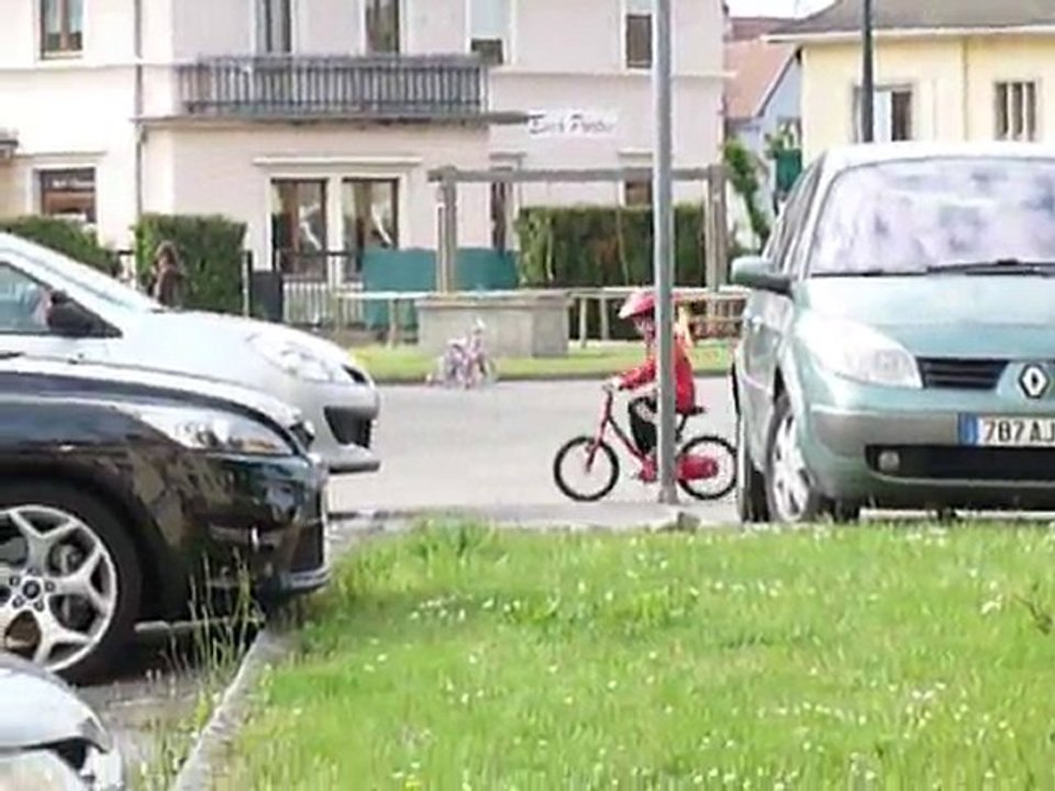 Lulu fait du vélo