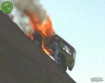 Jeep prende fuoco e piomba sulla folla