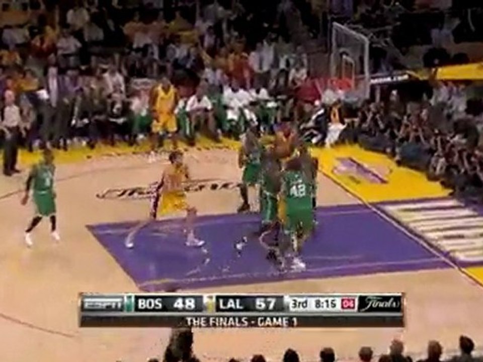 Tony Allen blocks Kobe Bryant from behind.
