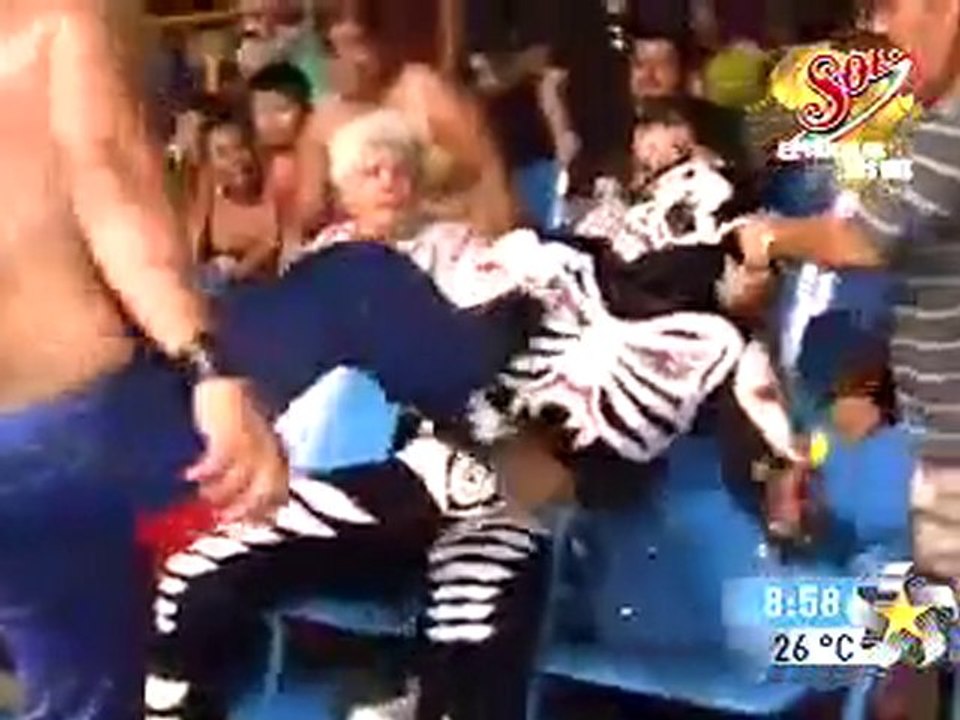 Prova a togliergli la maschera: il wrestler lo stende