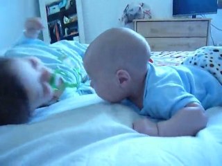 On s'amuse comme des fous sur le lit!!