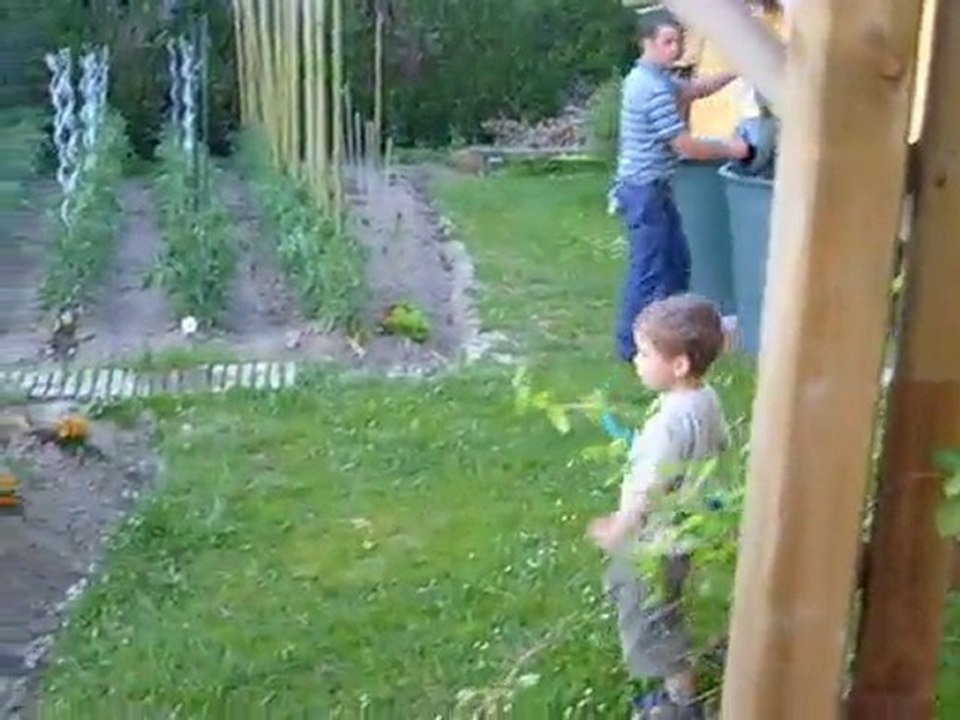 Pierre et son Papa au jardin
