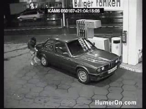 la copine de régis met de l'essence