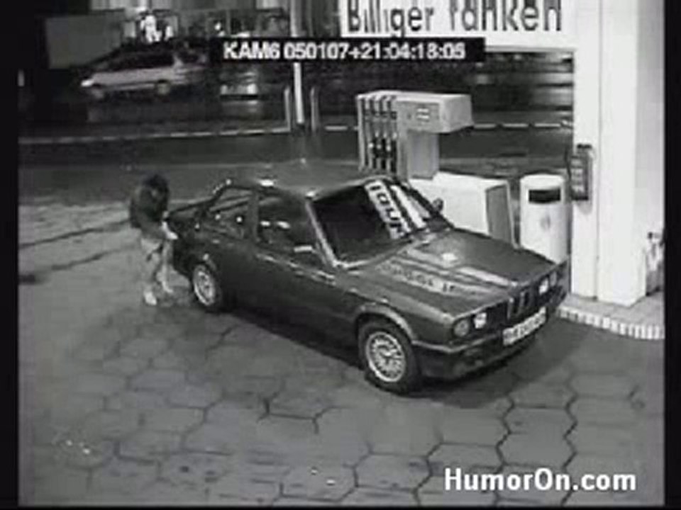 la copine de régis met de l'essence