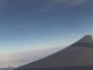 над крылом самолета