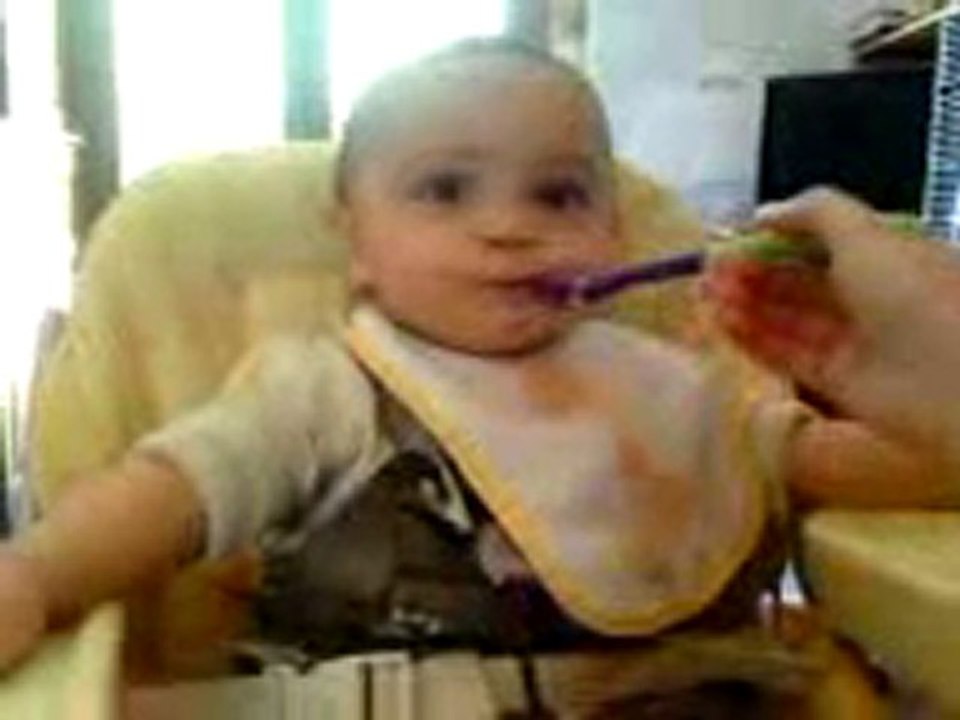 mai 2010 Nathan 10 mois joue en mangeant