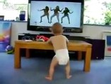 Bambino Balla guardando la tv divertentissimo!