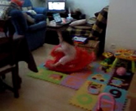 Elisa essaie les chaussons de papa