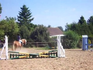 alex seule en obstacle!!!!! elle se debrouille bien!!!!