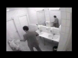 Accusé d'avoir pourri les toilettes au travail? Réagissez !