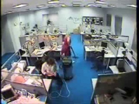 Il s'électrocute en sectionnant un fil électrique