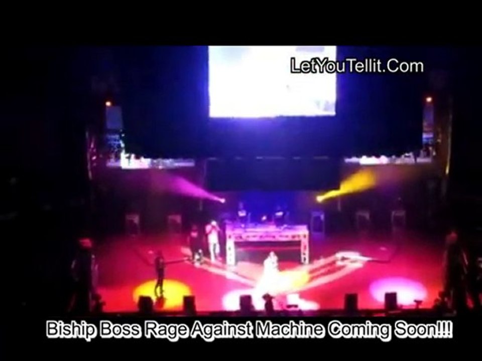 Drake Disses Lil Kim Live On Stage For Nicki Minaj