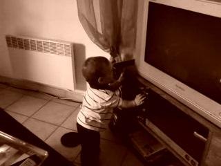 Léo et la chaîne hi-fi