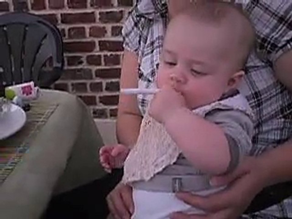 bryan qui fait semblen de fumer et il en touse lol