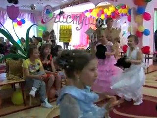 Увлекательное видео: Танец со шляпами и яркие моменты с детьми 🎩