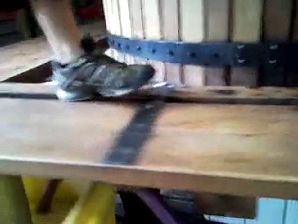 Notre pressoir manuel lors des vendanges 2009 partie 1