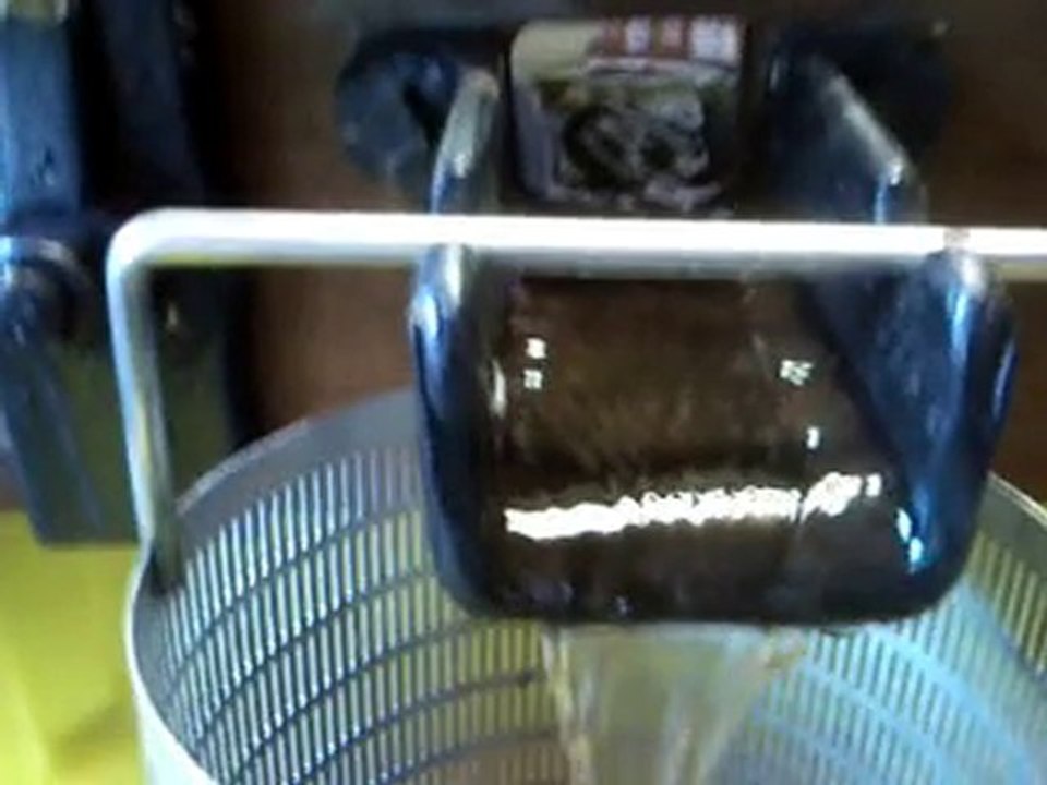 Notre pressoir manuel lors des vendanges 2009 partie 2